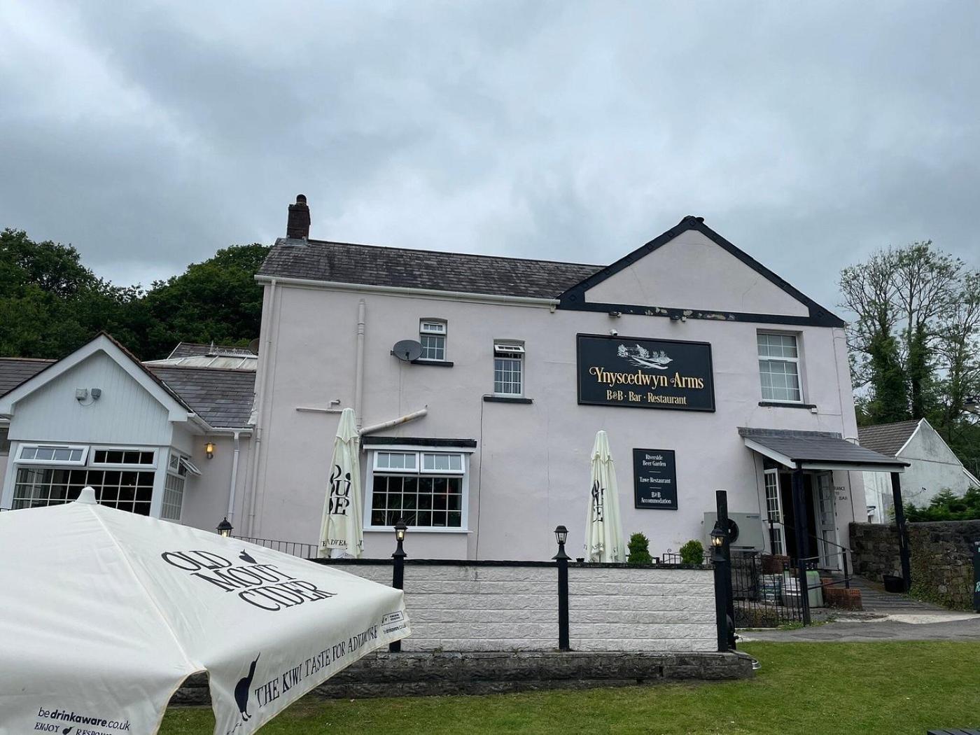 Ynyscedwyn Arms Hotel Ystradgynlais Екстериор снимка